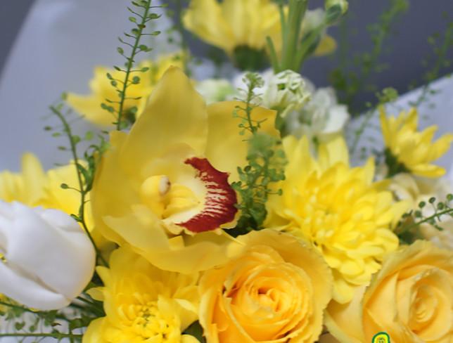 Cutiuță cu trandafiri galbeni si orhidee galbena foto